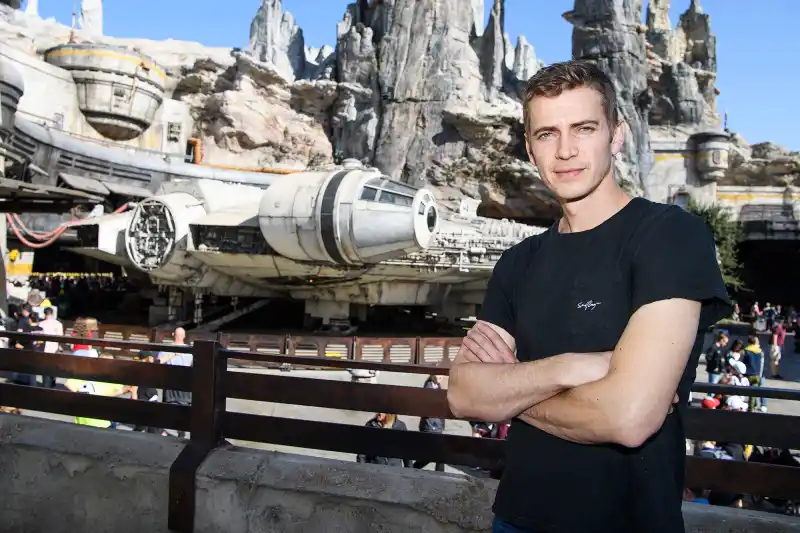 Exes-Rachel-Bilson-and-Hayden-Christensen-Take-Daughter-To-Disneyland