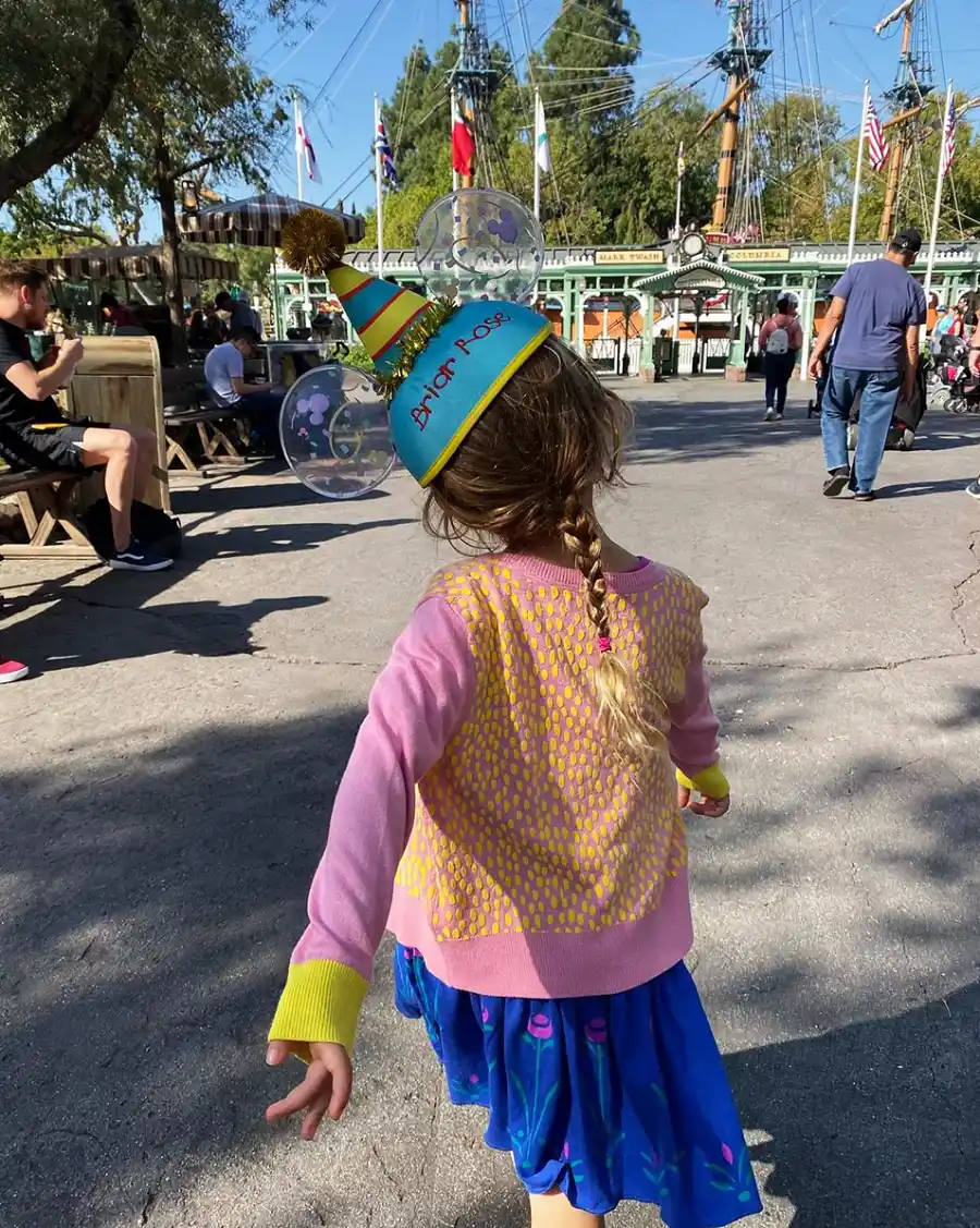 Exes-Rachel-Bilson-and-Hayden-Christensen-Take-Daughter-To-Disneyland