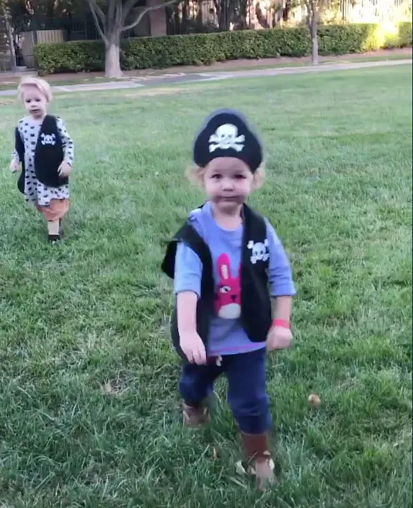 Gia and Coco Reynolds Daniel Coulter Reynolds Instagram Halloween Costumes