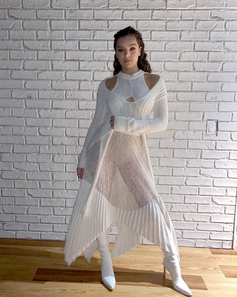 Hailee-Steinfeld’s-Elaborate-Knit-Dress