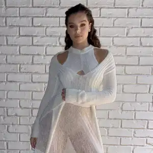 Hailee-Steinfeld’s-Elaborate-Knit-Dress