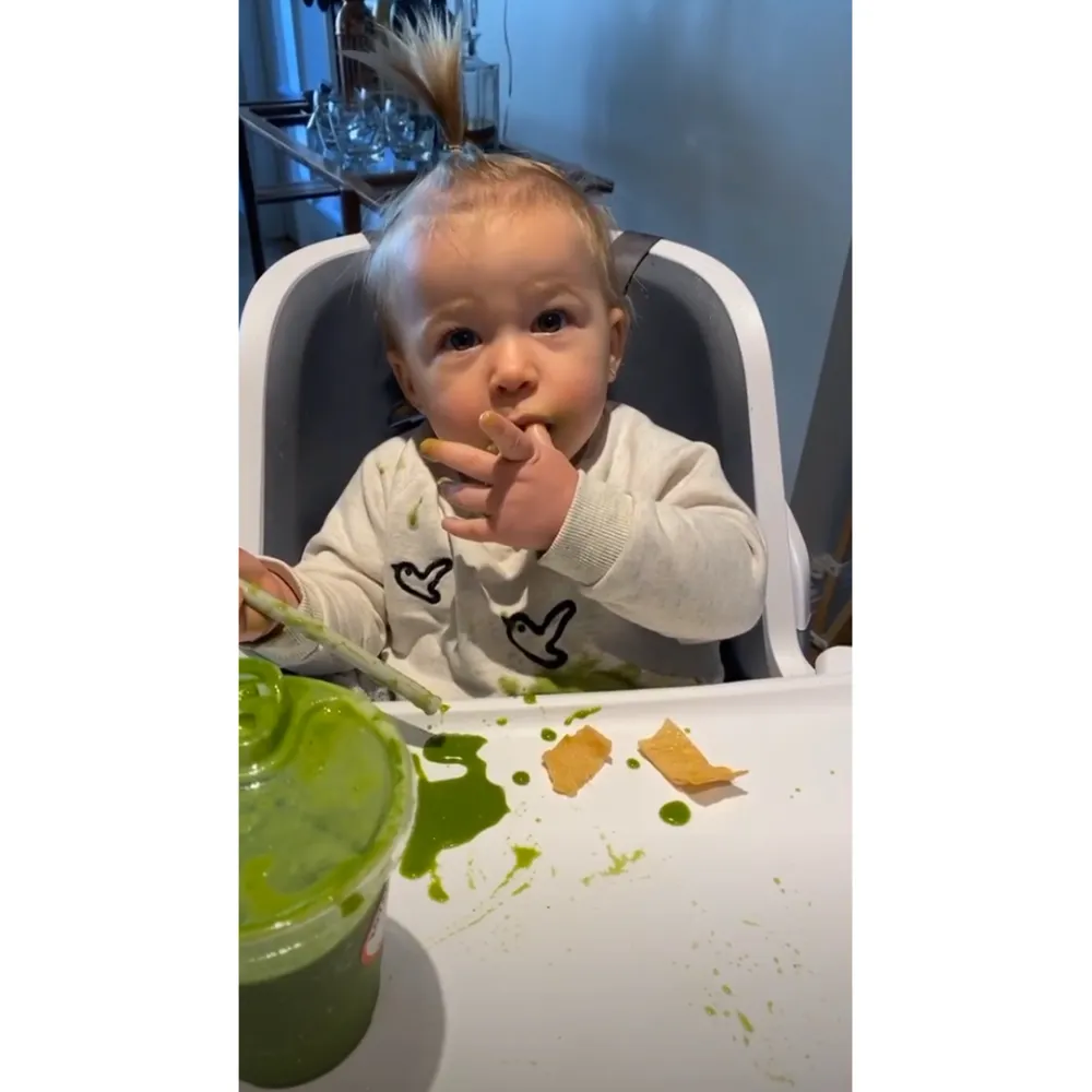 Hilary-Duff-banks-eating