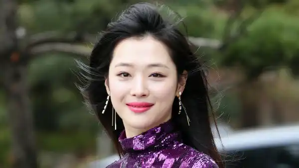 K-Pop Star Sulli Dies at 25 in Suspected Suicide