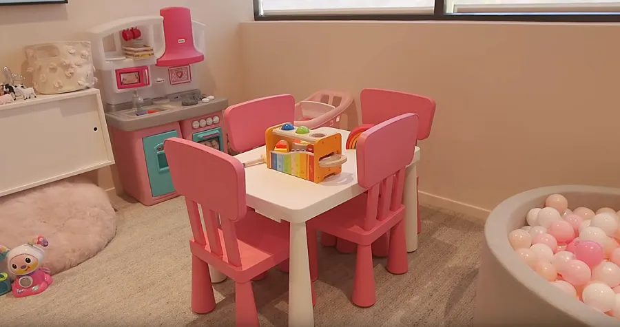 Kylie-Jenner-pink-office