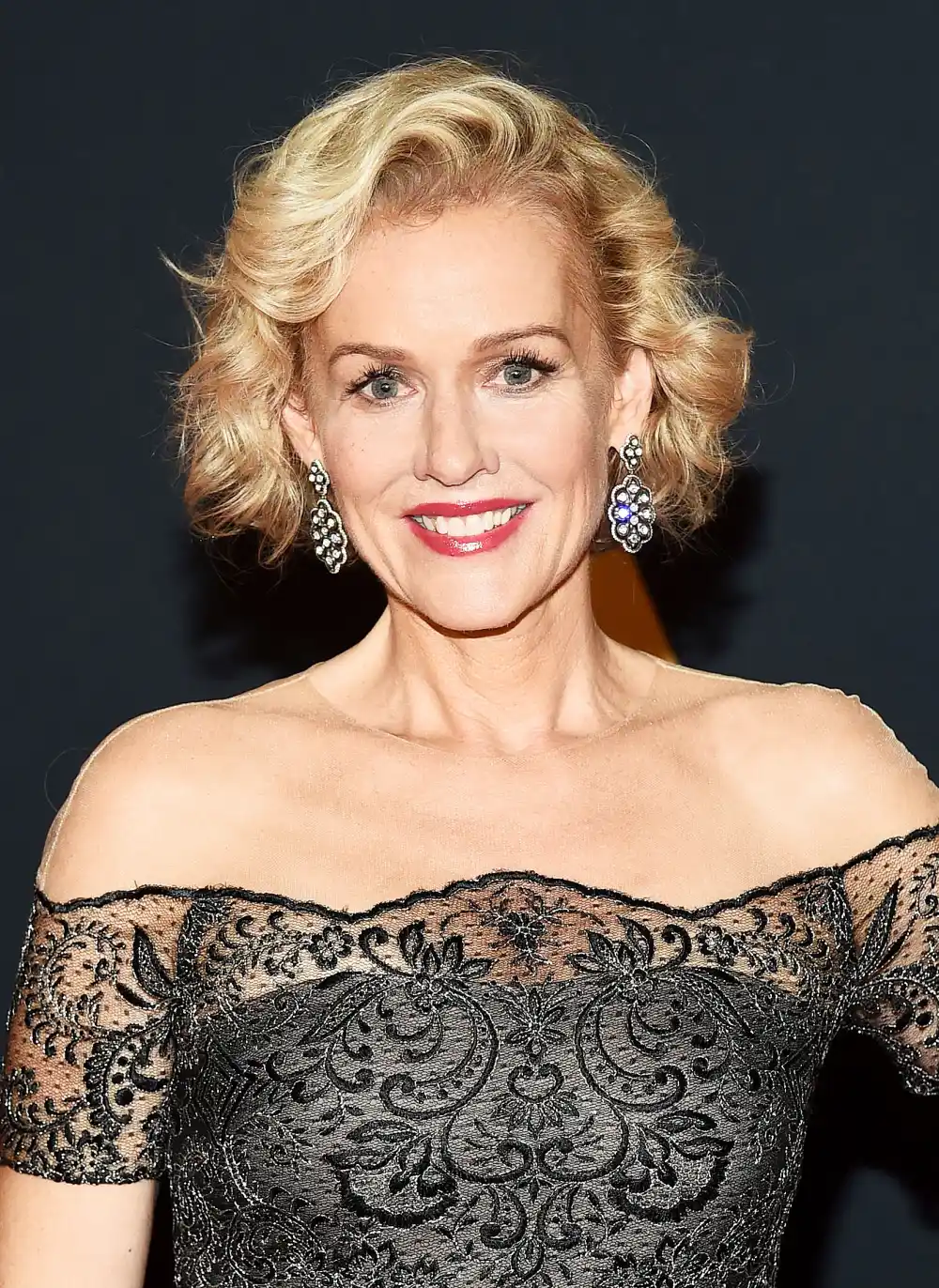 Penelope Ann Miller - What's In My Bag?