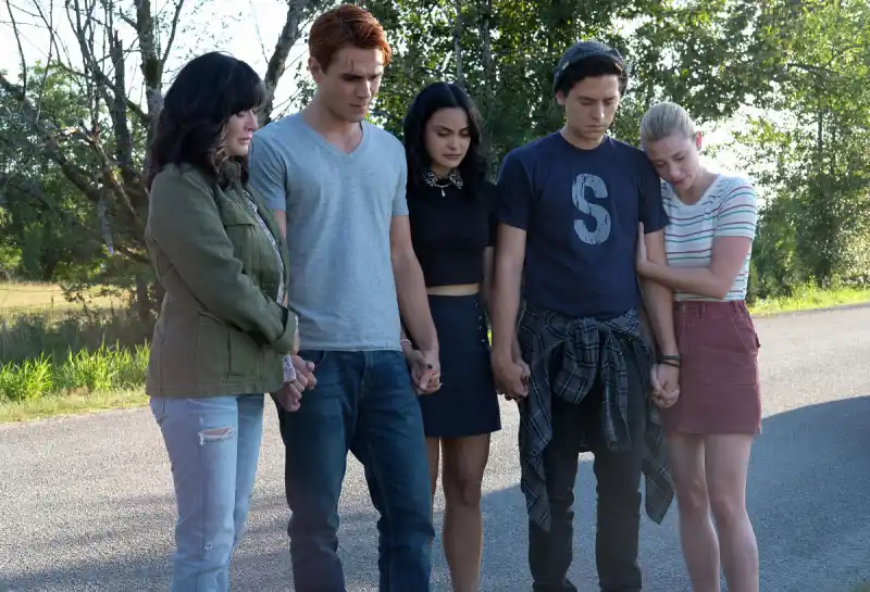 Riverdale Shannen Doherty, KJ Apa as Archie, Camila Mendes as Veronica, Cole Sprouse as Jughead and Lili Reinhart as Betty