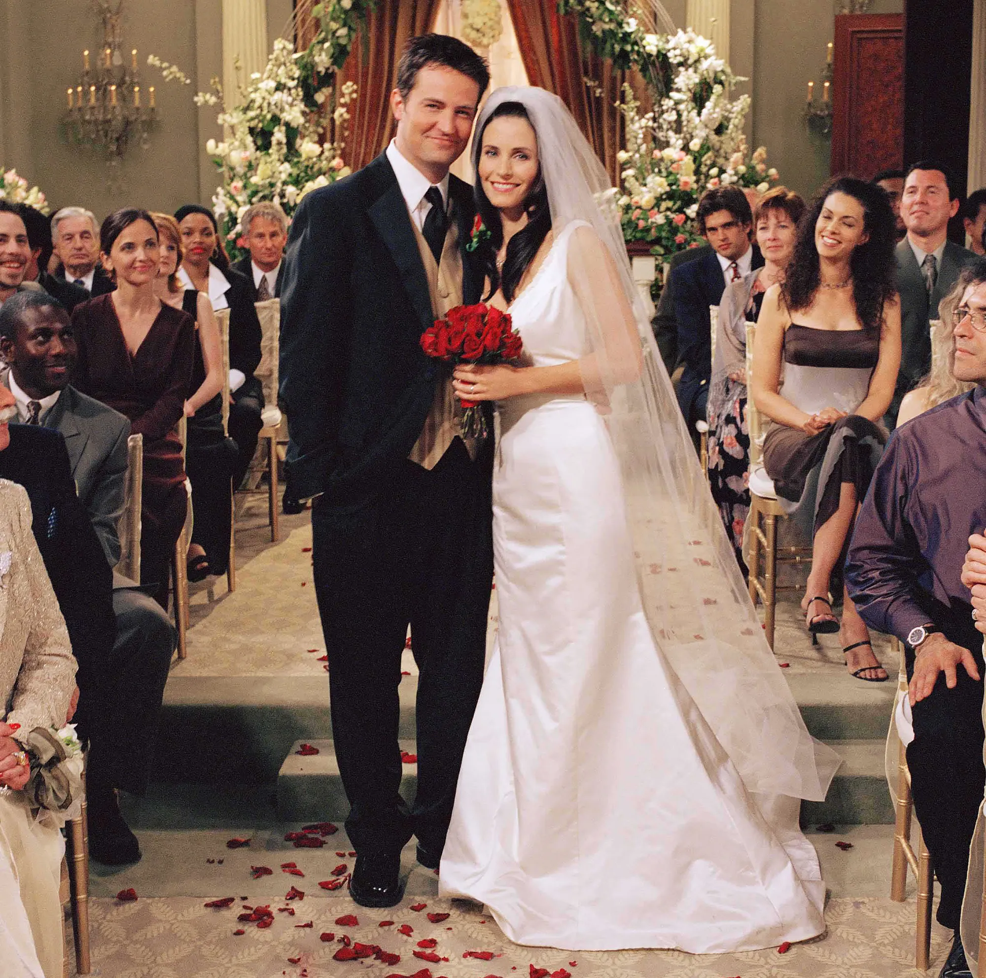 Courteney-Cox-and-Matthew-Perry-reunite-friends-2