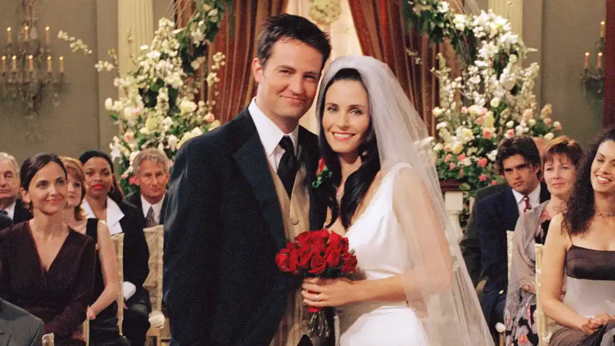 Courteney-Cox-and-Matthew-Perry-reunite-friends-2