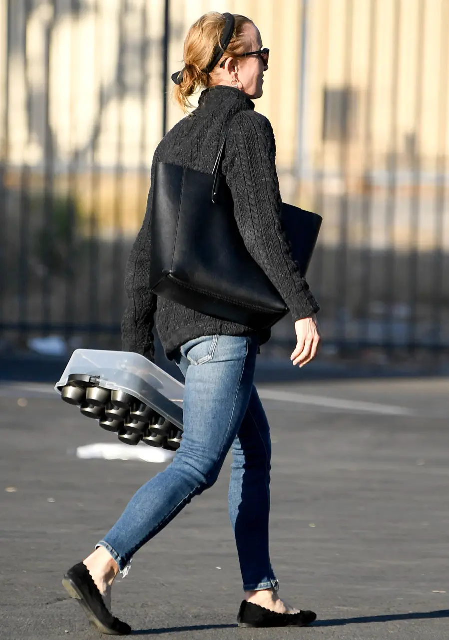 Felicity Huffman Begins Community Service