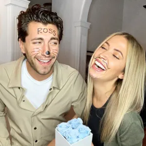 Kaitlyn-Bristowe,-Jason-Tartick-Friends-costume-Halloween