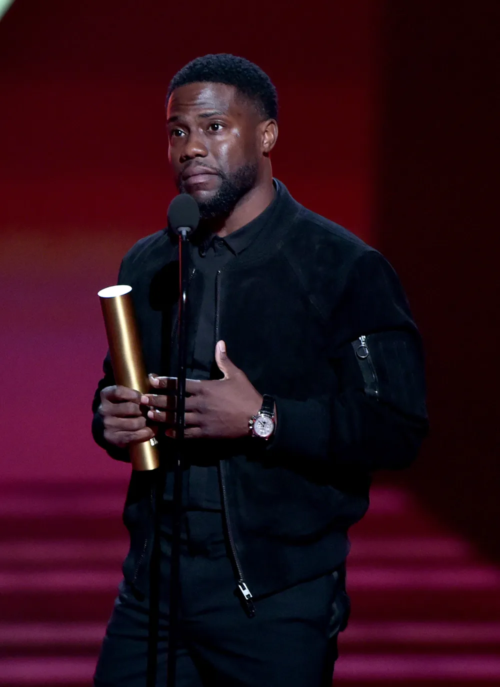 Kevin Hart Makes First Appearance Since Near Fatal Car Crash at 2019 People&rsquo;s Choice Awards