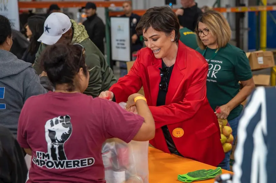 Kim-and-Kourtney-Kardashian,-Kris-Jenner-Volunteer-at-Food-Bank