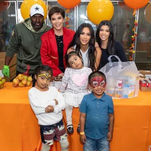 Kim-and-Kourtney-Kardashian,-Kris-Jenner-Volunteer-at-Food-Bank