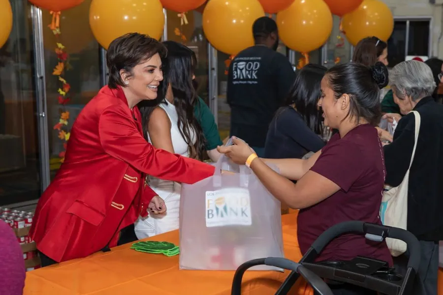 Kim-and-Kourtney-Kardashian,-Kris-Jenner-Volunteer-at-Food-Bank