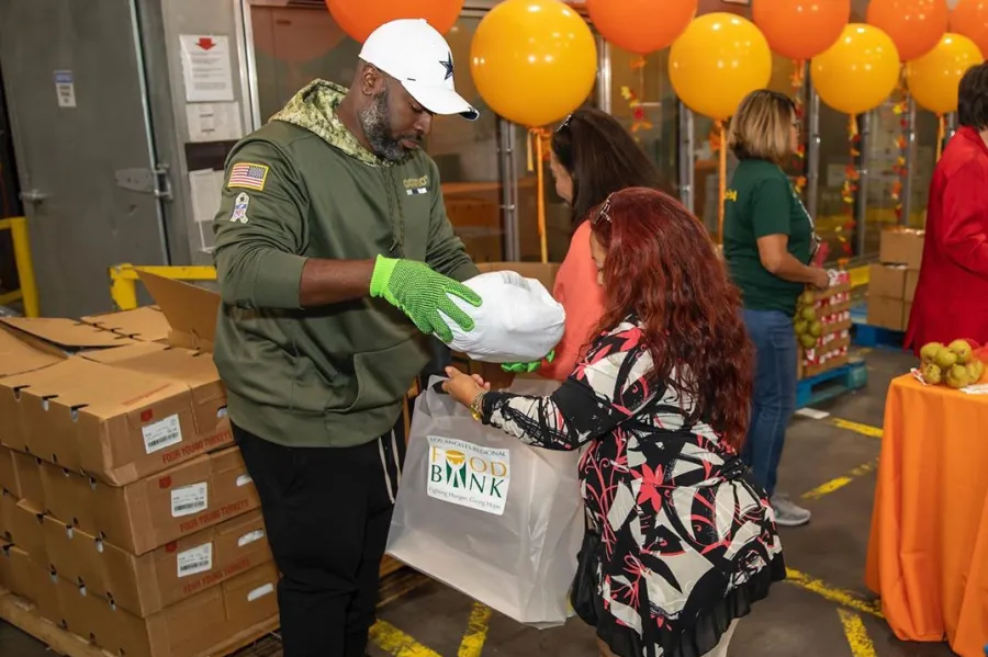 Kim-and-Kourtney-Kardashian,-Kris-Jenner-Volunteer-at-Food-Bank