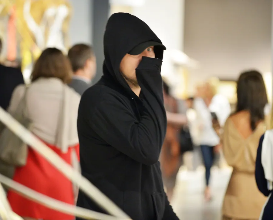 Leonardo-DiCaprio-hiding-in-plain-sight-1