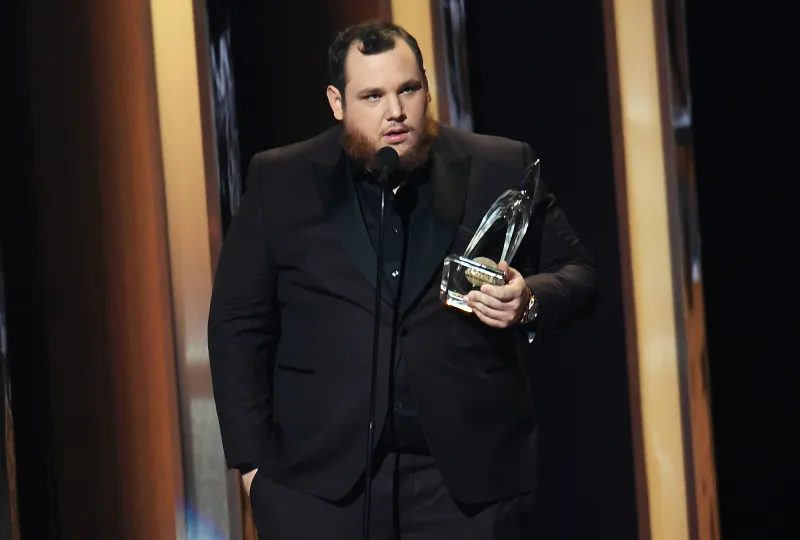 Luke-Combs-CMAs-2019