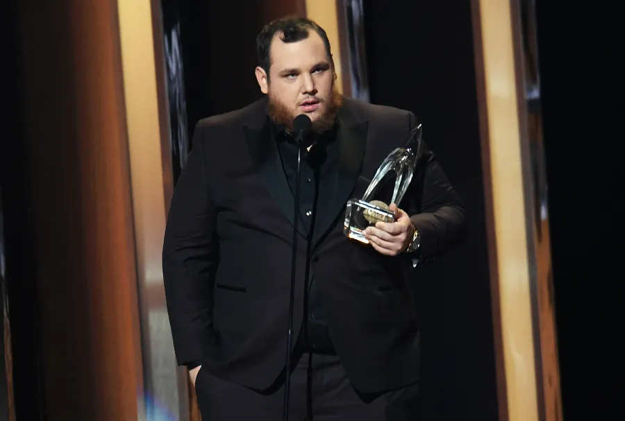 Luke-Combs-CMAs-2019