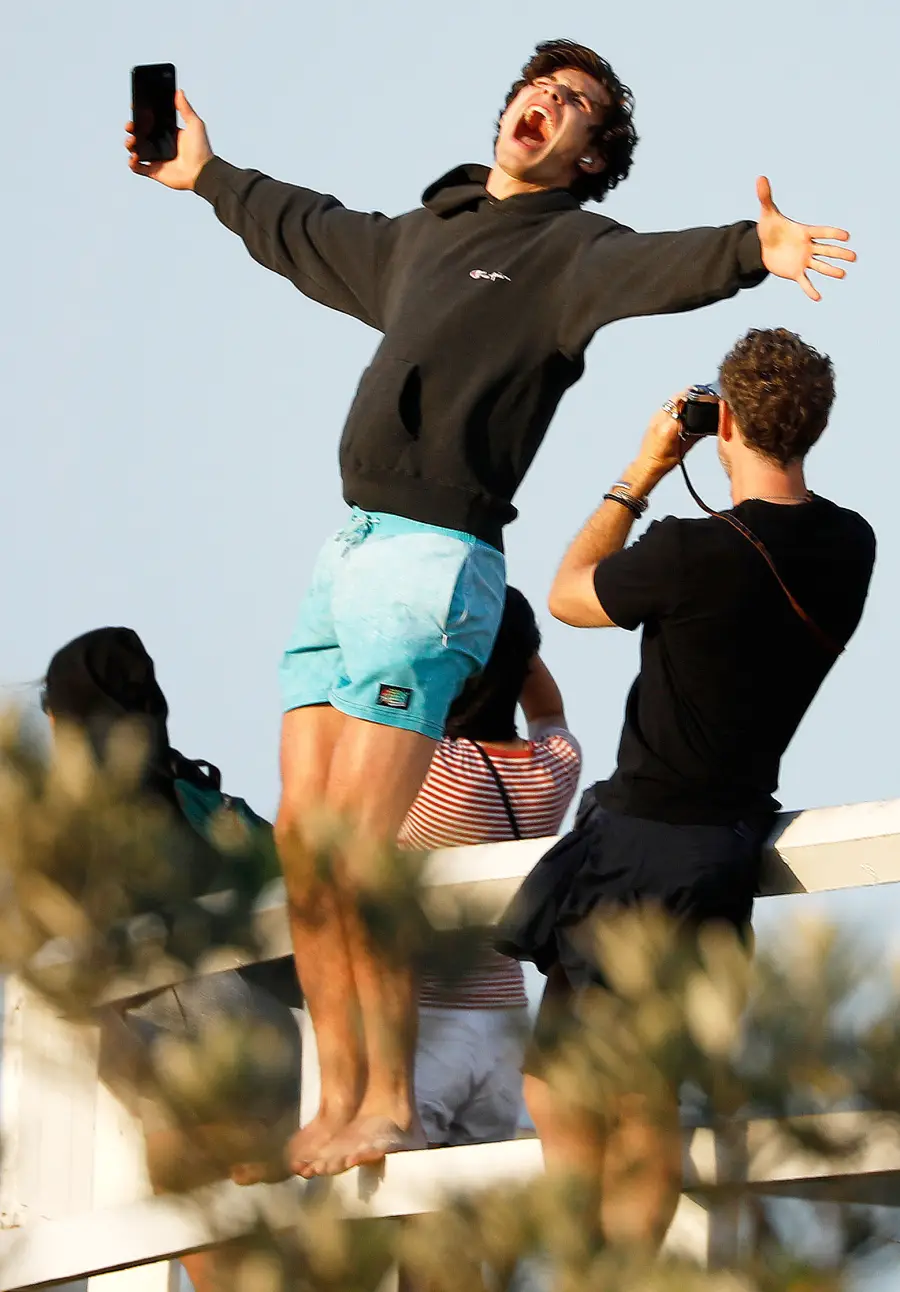 Shawn Mendes Goes Shirtless Australia Beach With Friends