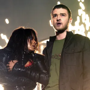 Bette Midler Says Justin Timberlake Owes Janet Jackson’s Boob an Apology