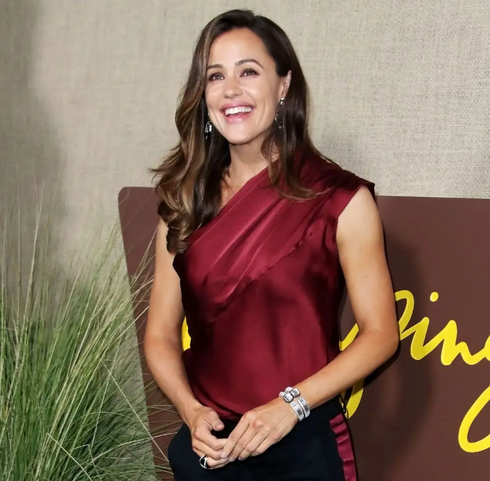 Jennifer Garner Christmas Tree Is Twice Her Size