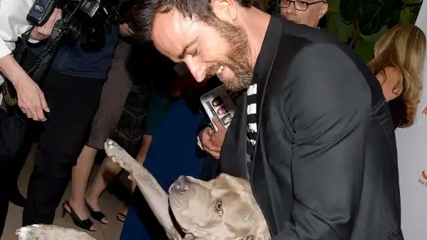 Justin-Theroux-Best-Moments-With-Dog-Kuma