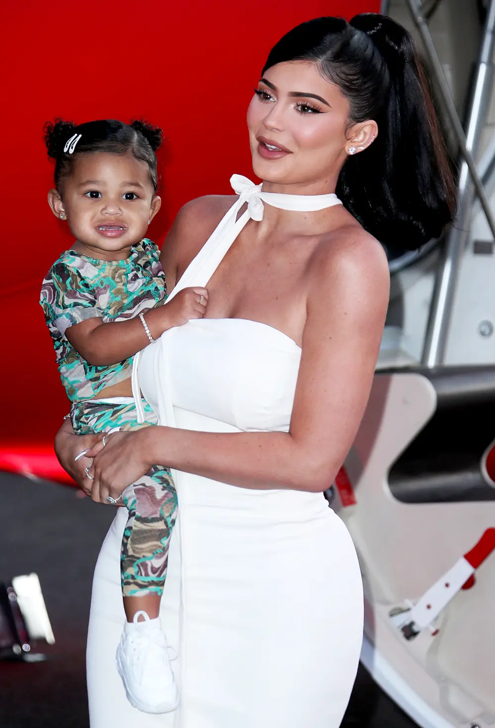 Kylie-Jenner-Daughter-Stormi-Snowboarder