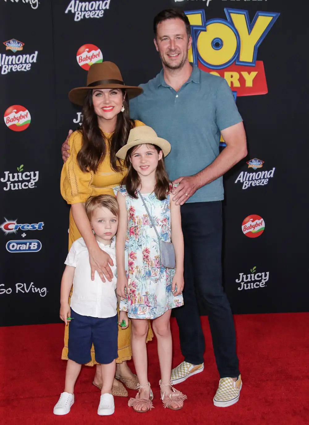 Tiffani Thiessen Shows Us How She Gets in the Holiday Spirit