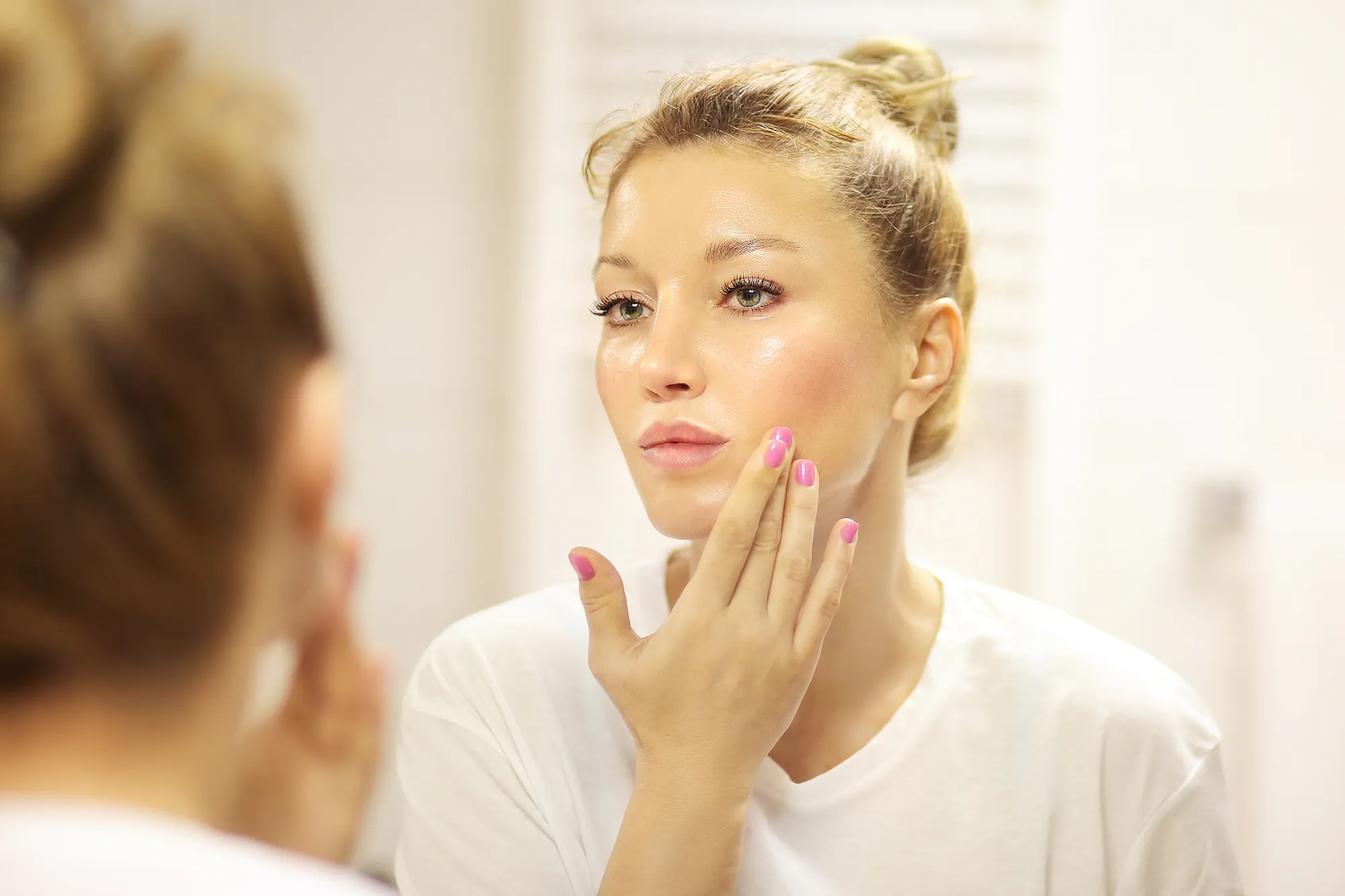 woman-applying-serum