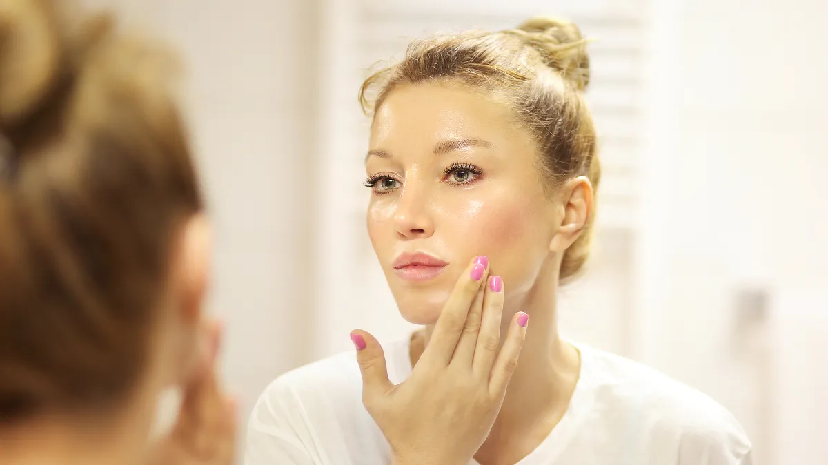 woman-applying-serum