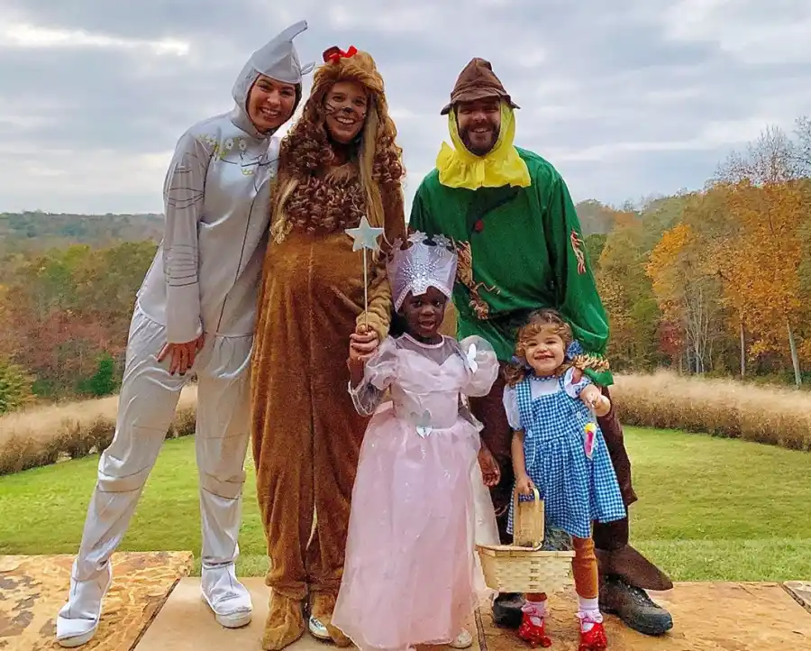 Thomas-Rhett-and-Lauren-Akins’-Sweetest-Moments-With-Their-Family
