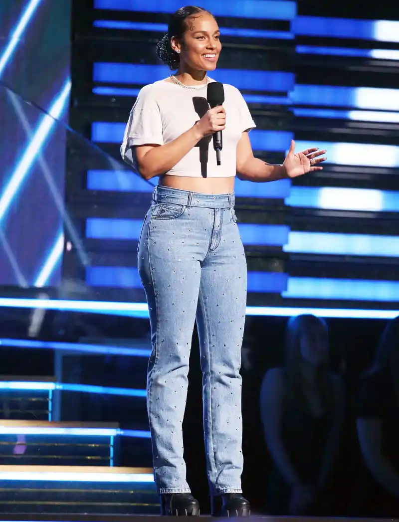 Alicia Keys’ Makeup Artist Romy Soleimani Tells Us How She Nailed the Singer’s Epic Grammys 2020 No-Makeup Makeup Looks Jeans and White Crop Top