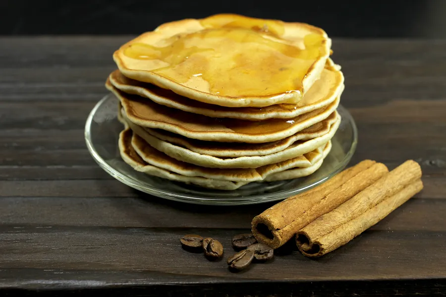 Applesauce-Pancakes-with-Cinnamon-Syrup