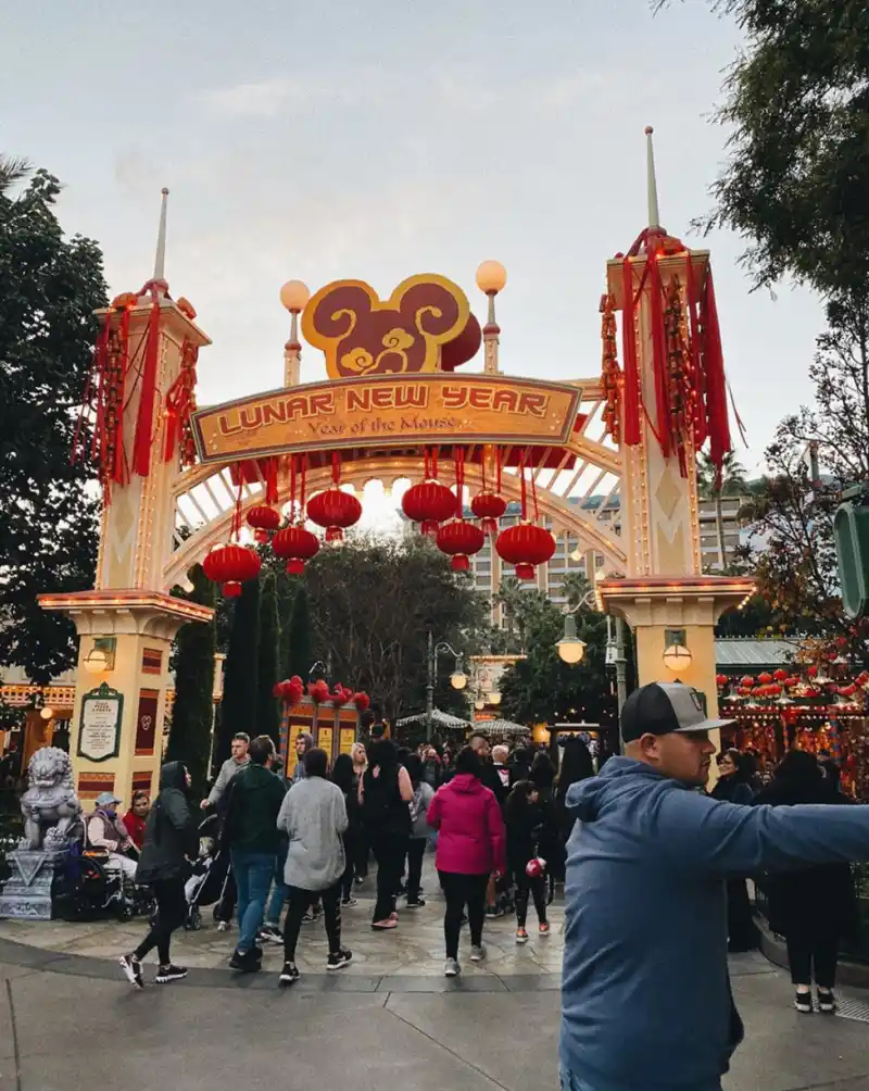 Christina-Aguilera-and-Fiance-Matthew-Rutler-Take-Kids-to-Disneyland