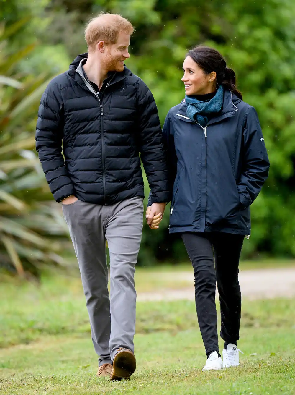 Duchess-Meghan-and-Prince-Harry-Were-&lsquo;Happy-and-Relaxed&rsquo;-Helping-Bystander-With-Selfie-Stick-2