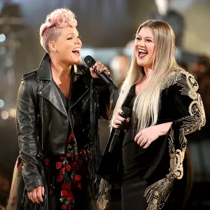 Kelly-Clarkson-Has-Pink’s-Back-When-It-Comes-to-Aging-Naturally
