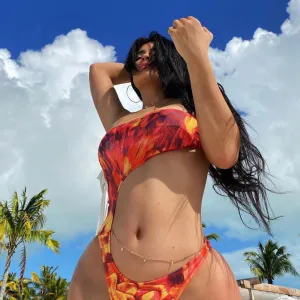 Kylie-Jenner-bellychain