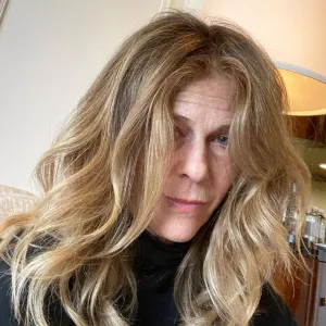 Rita Wilsons Hair and Makeup Person Runs 90 Mins Late Before 2020 Golden Globes Red Carpet