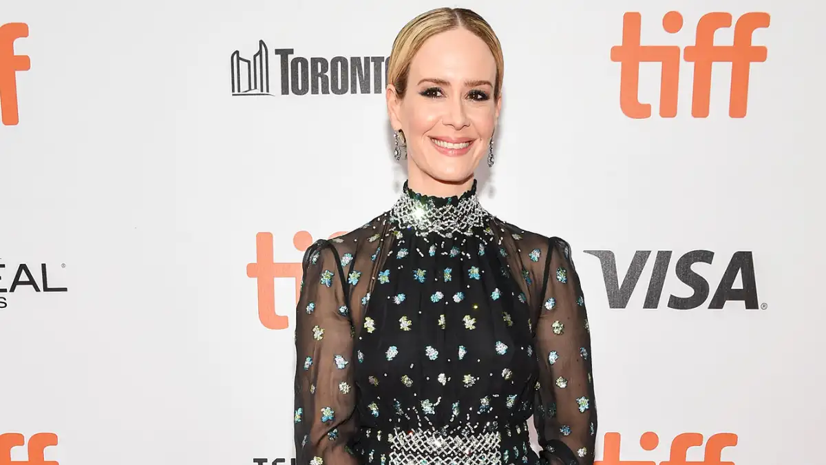 Sarah Paulson Wearing Prada Goldfinch Premiere Returning To AHS