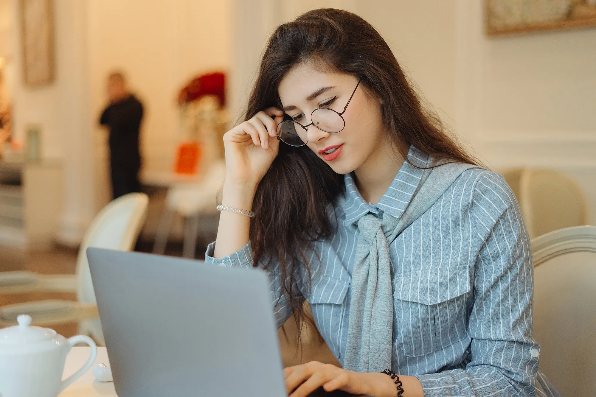 woman-glasses-blue-light