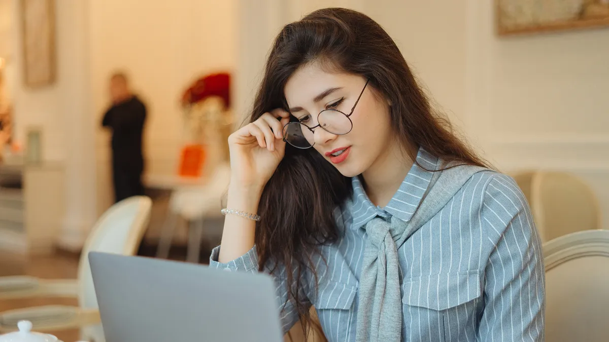 woman-glasses-blue-light