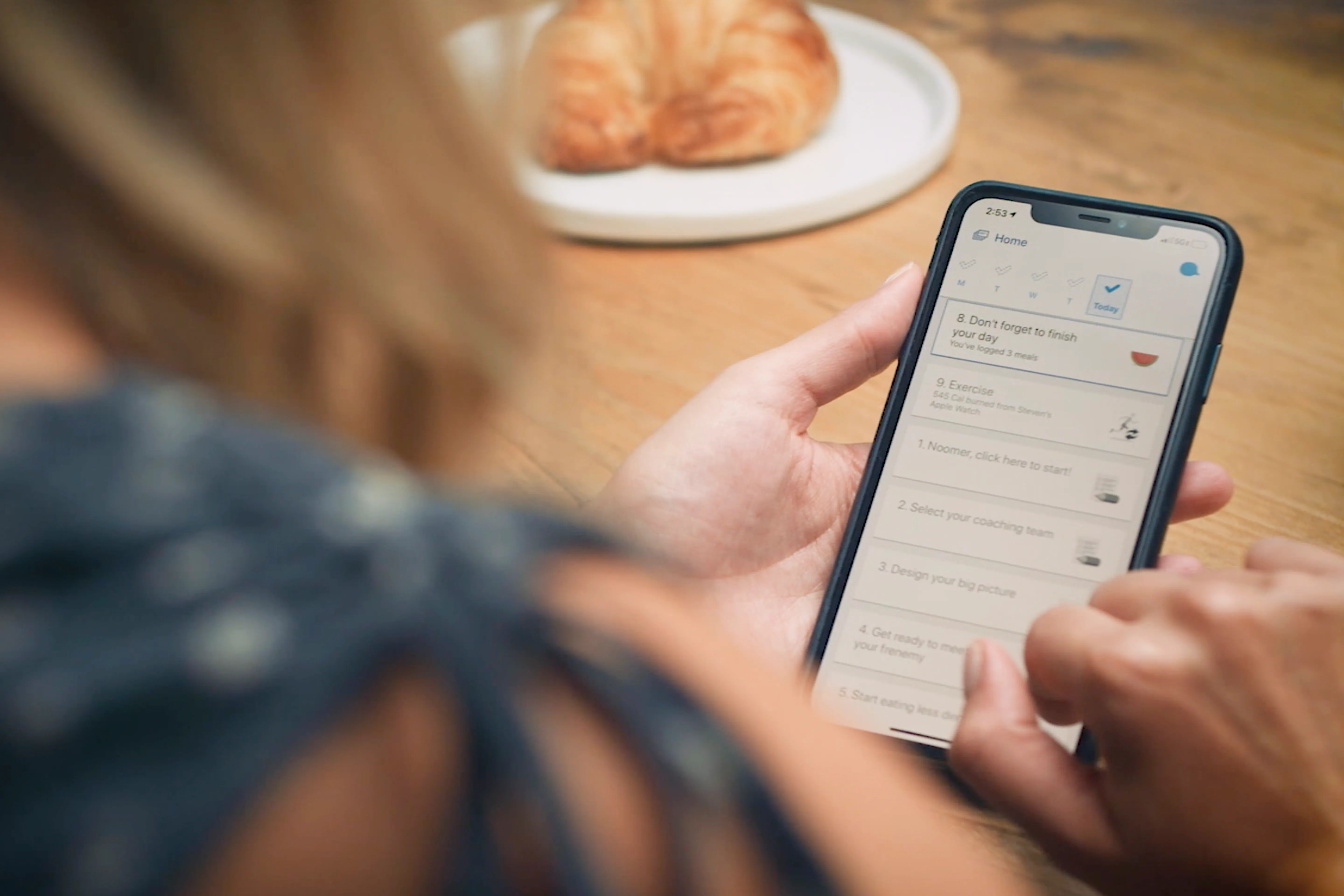 woman-using-noom-app