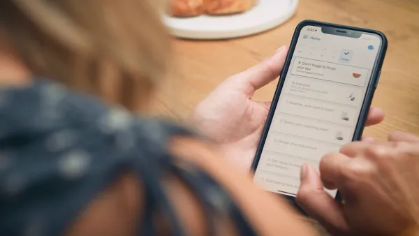 woman-using-noom-app