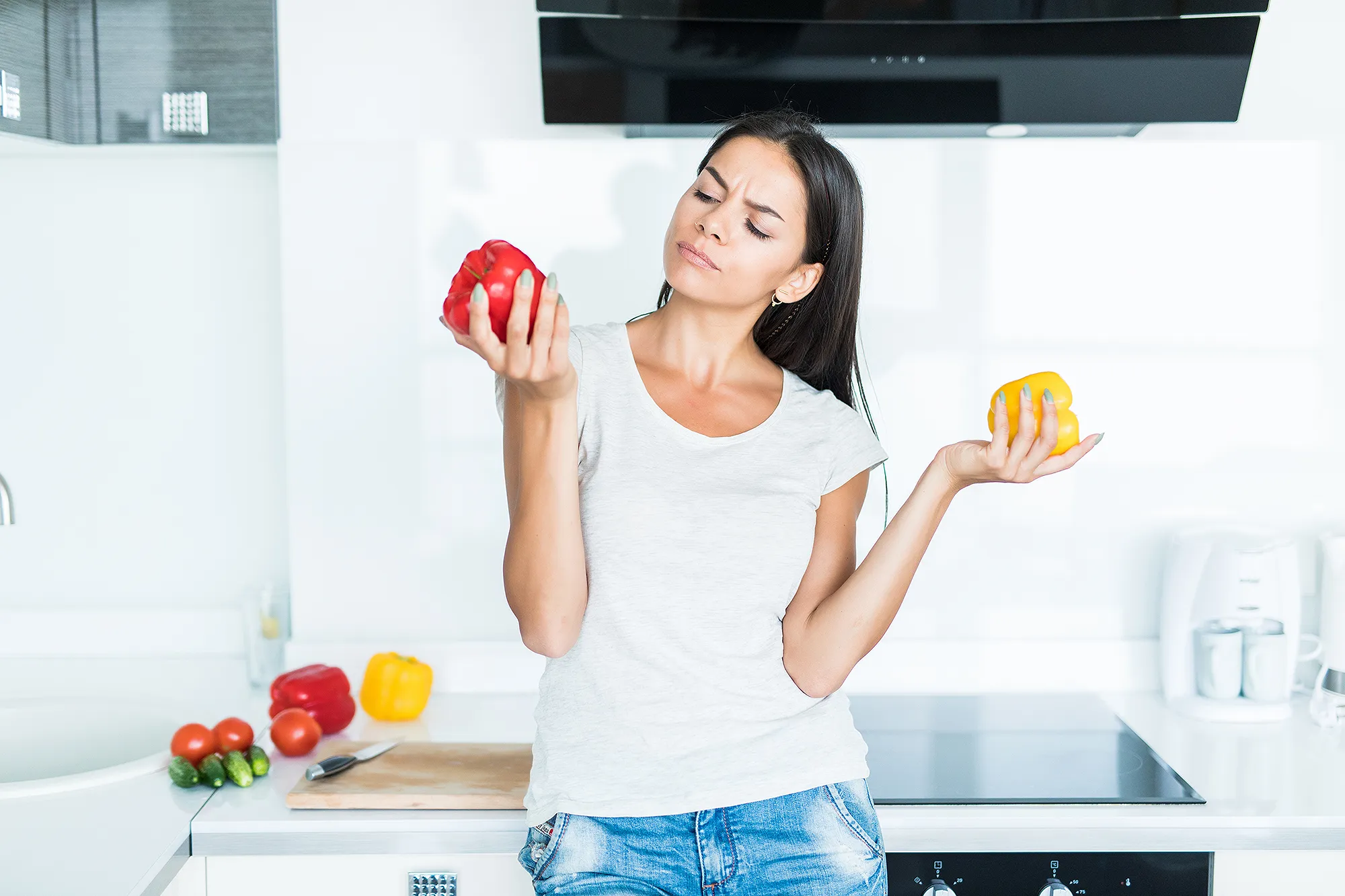 woman-eating-vegetables noom