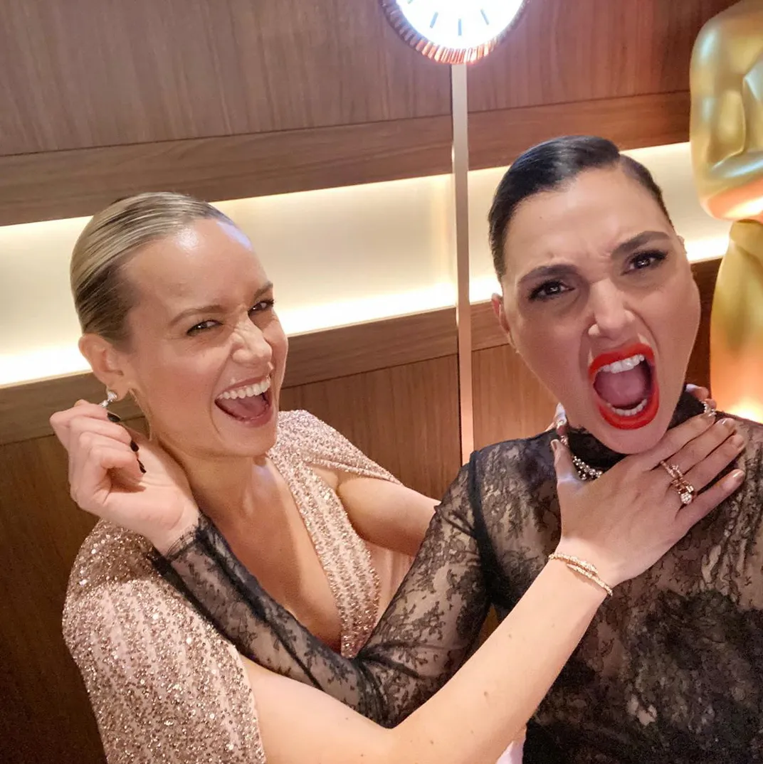 Brie-Larson-and-Gal-Gadot-Jokingly-Go-Head-to-Head-in-Marvel-DC-Selfie-2
