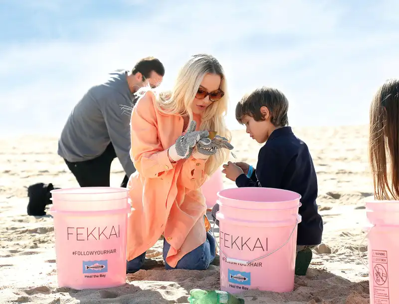 Dove-Cameron-beach-cleanup