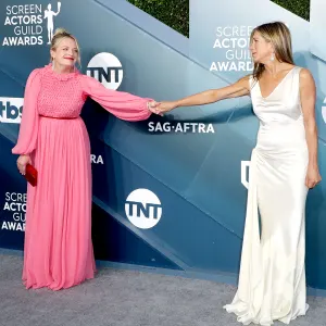 Elisabeth-Moss-Jokes-About-SAG-Awards-Moment-With-Jennifer-Aniston