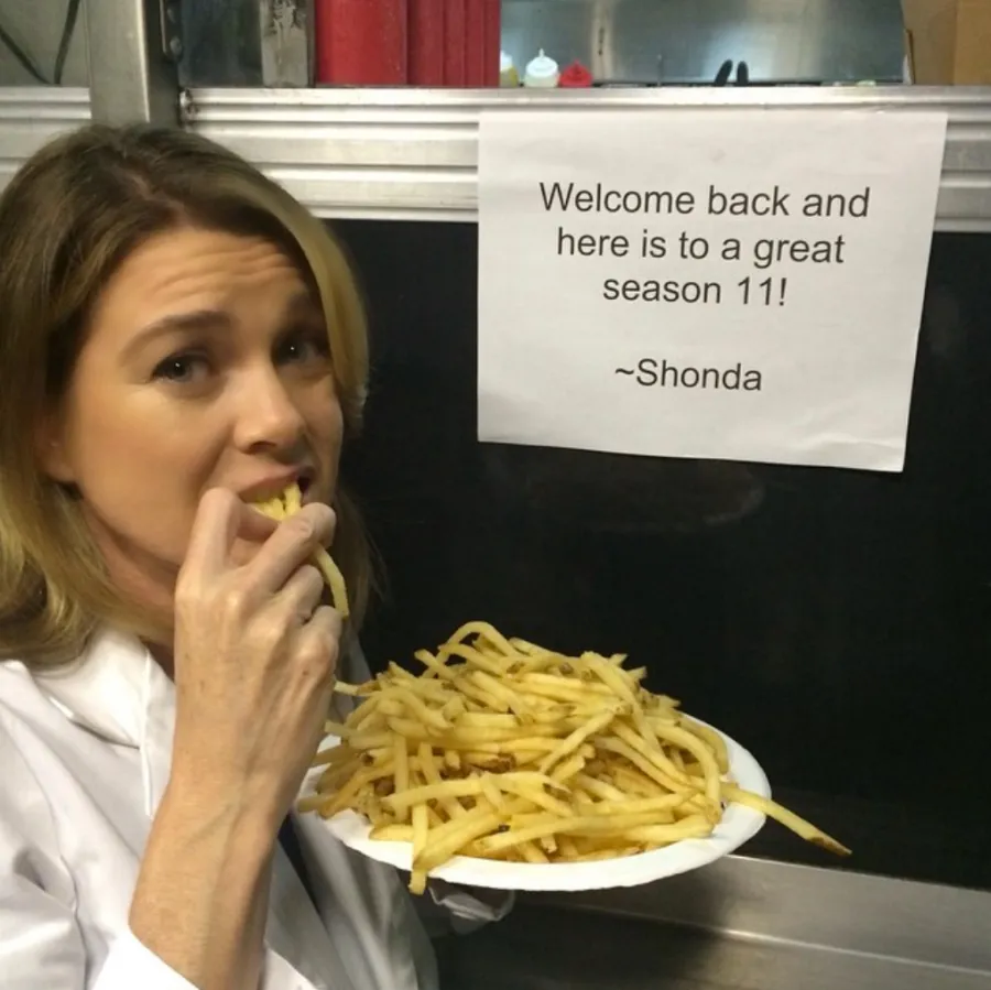 Ellen-Pompeo-snacking-on-set
