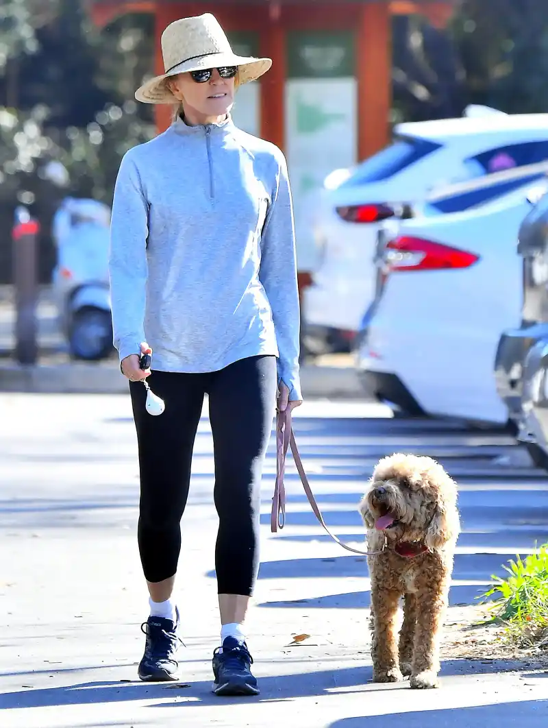 Felicity-Huffman-dog-walking