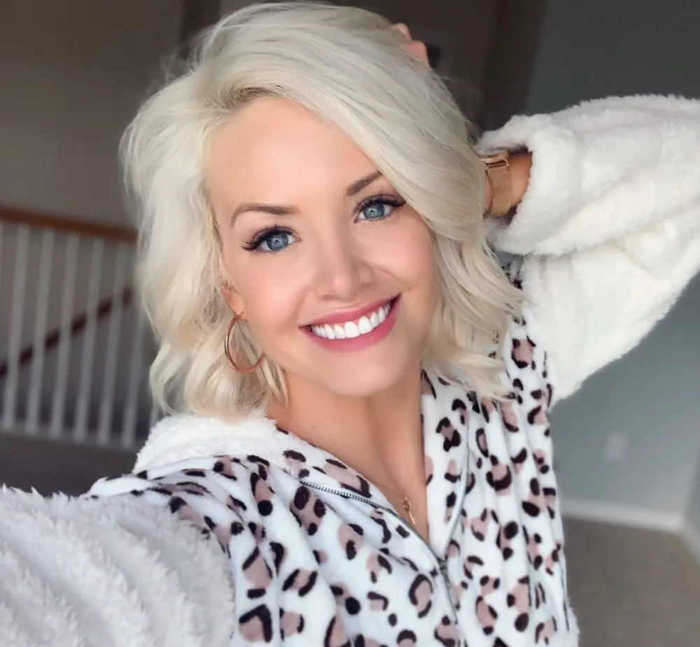 Jenna-Cooper-Celebrates-6th-Month-of-Pregnancy-With-Bikini-Baby-Bump-Pic-1